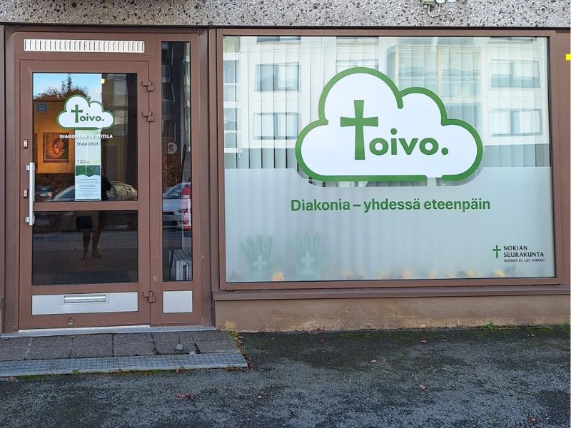 Diakonian toimitilan ovi.