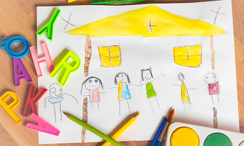 Lasten piirros: lapsia kirkossa.