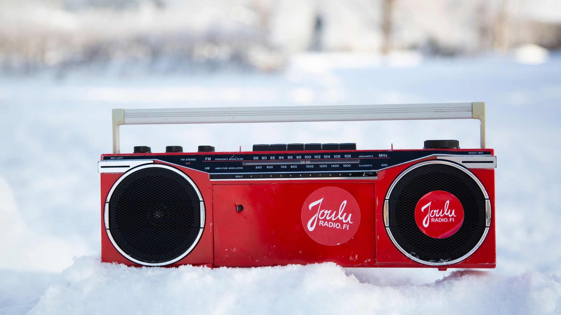 Jouluradion pressikuva, jossa radio lumihangella.