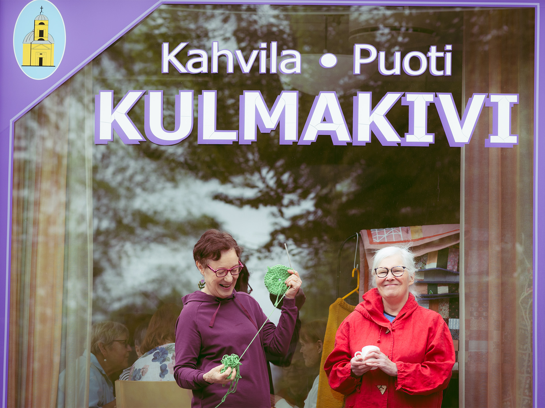 Kaksi naista Kulmakiven edessä.