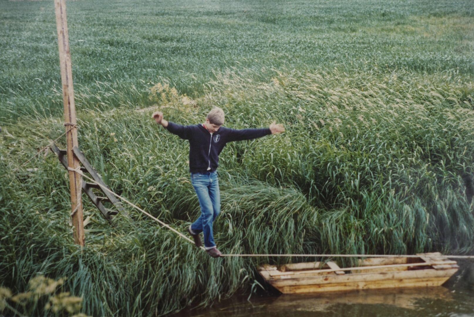 Nuori nuorallakävelijä.