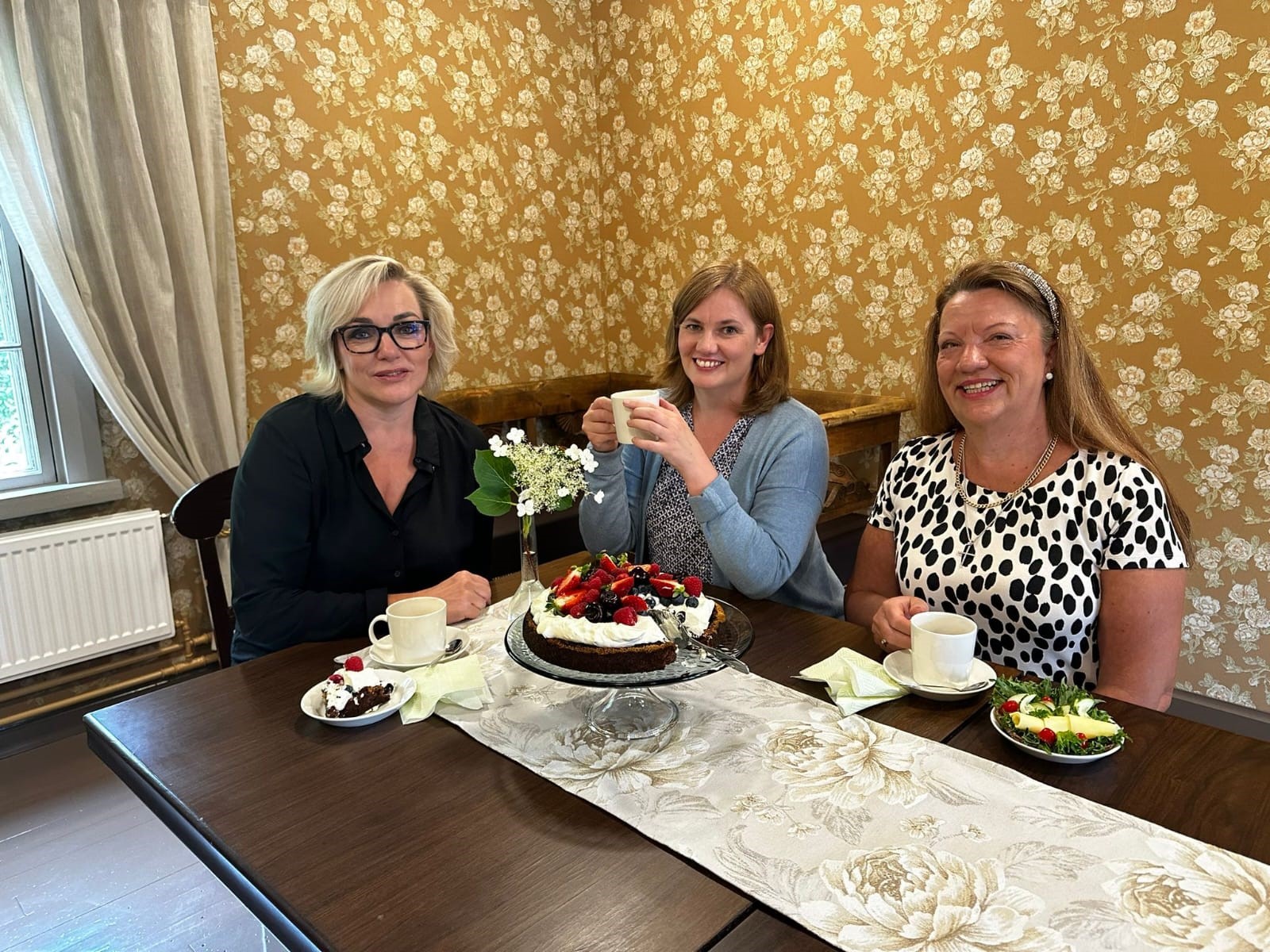 Aija Puustelli, Tarja Luukko ja Titta Helmilahti Maatilan pappilan Pakarin tuvassa.