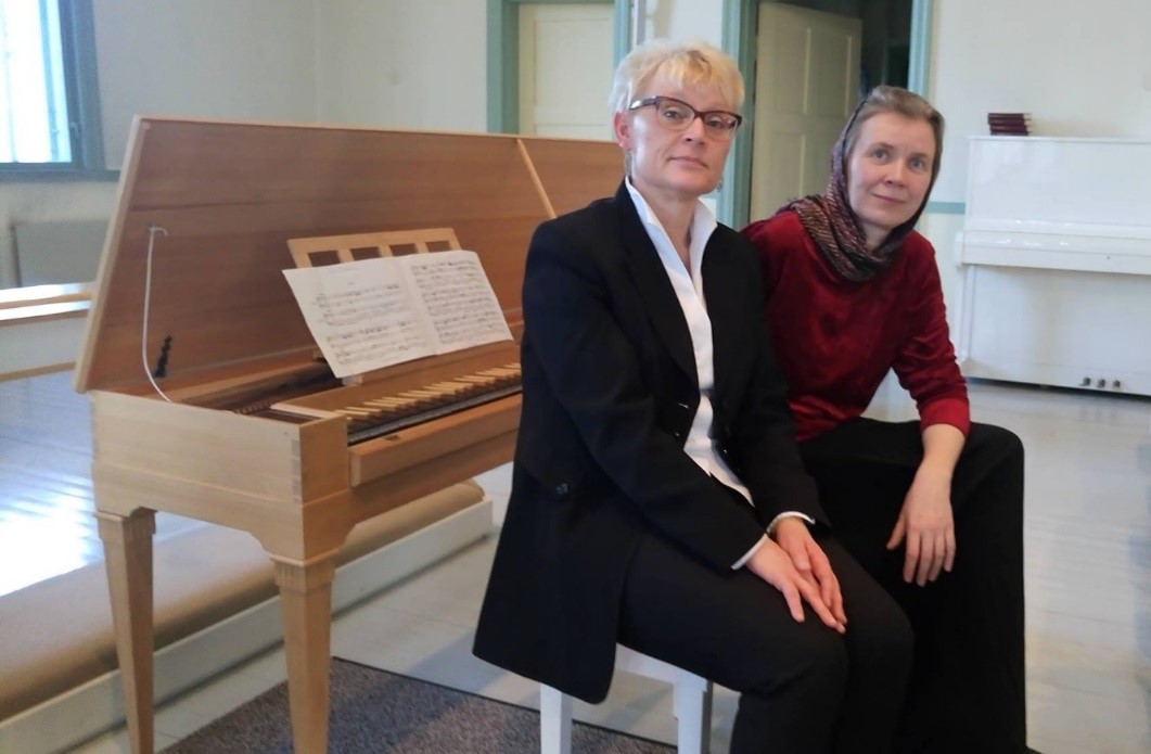Klavikordistit Eija Virtanen ja Anna Maria McElwain sekä Anna Marian Stig Lundmarkin rakentama klavikordi v...