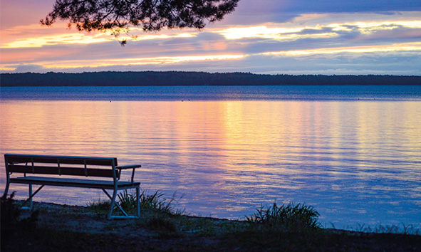 Pyhäjärven ranta auringon laskiessa.